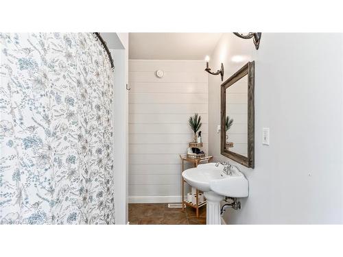 108 Main Street, Glencoe, ON - Indoor Photo Showing Bathroom