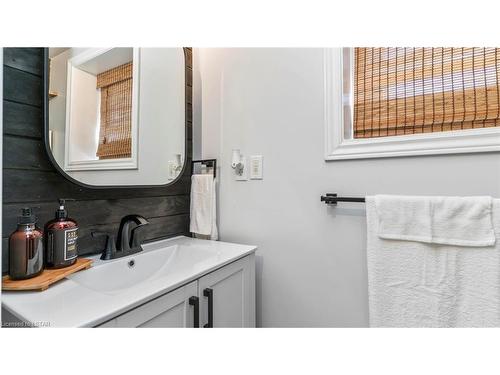 108 Main Street, Glencoe, ON - Indoor Photo Showing Bathroom
