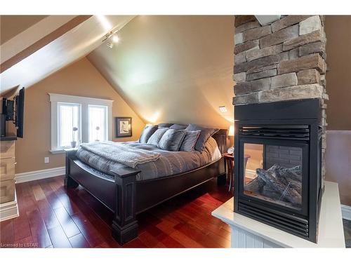 647 Grosvenor Street, London, ON - Indoor Photo Showing Bedroom With Fireplace
