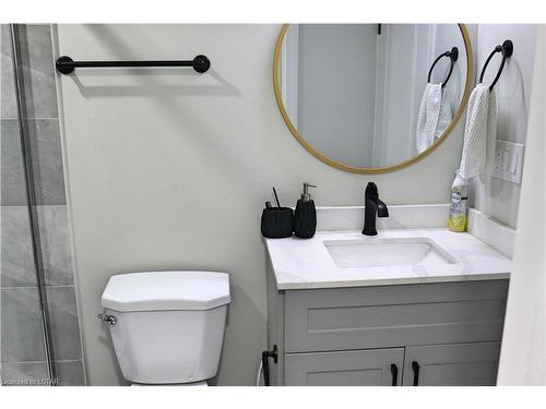 31 Barrett Street, Salford, ON - Indoor Photo Showing Bathroom