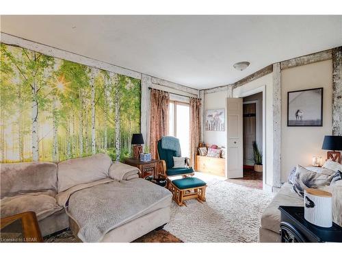 7360 Longwoods Road, Melbourne, ON - Indoor Photo Showing Living Room