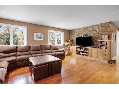 141 Huron Avenue, Komoka, ON - Indoor Photo Showing Living Room