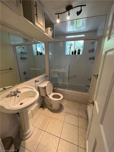 552 Adelaide Street N, London, ON - Indoor Photo Showing Bathroom