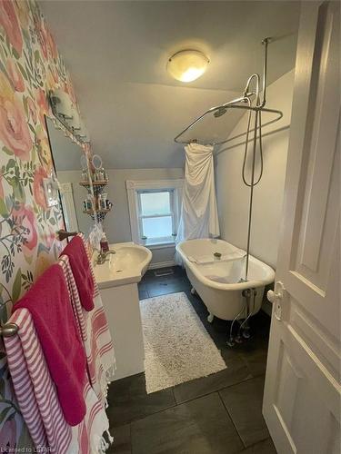 63 Askin Street, London, ON - Indoor Photo Showing Bathroom