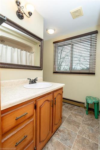 11 Willow Drive, Aylmer, ON - Indoor Photo Showing Bathroom