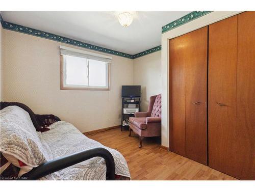 35 Rexway Road, London, ON - Indoor Photo Showing Bedroom