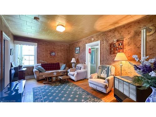 262 Prince Arthur Street, Centralia, ON - Indoor Photo Showing Living Room