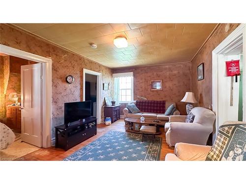 262 Prince Arthur Street, Centralia, ON - Indoor Photo Showing Living Room