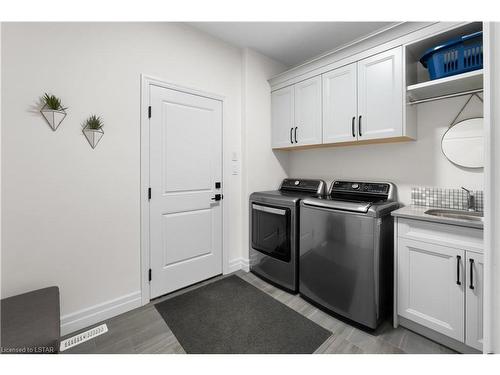 218 Boardwalk Way, Dorchester, ON - Indoor Photo Showing Laundry Room