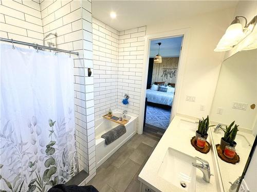213 Leitch Street, Dutton, ON - Indoor Photo Showing Bathroom