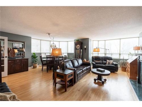 606-7 Picton Street, London, ON - Indoor Photo Showing Living Room