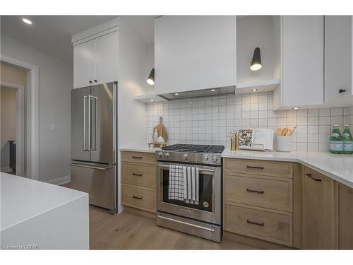 2202 Robbie'S Way, London, ON - Indoor Photo Showing Kitchen With Upgraded Kitchen