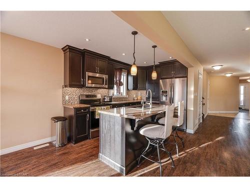 6861 Vallas Circle, London, ON - Indoor Photo Showing Kitchen With Upgraded Kitchen