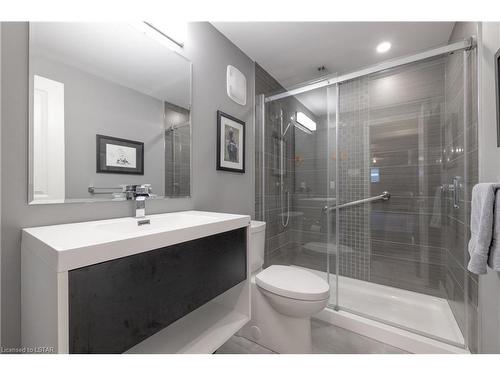 8-947 Adirondack Road, London, ON - Indoor Photo Showing Bathroom