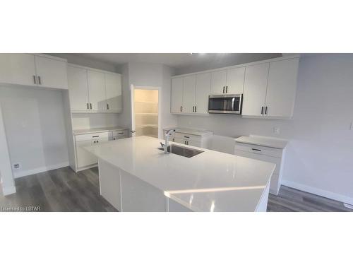 103 Marconi Court, London, ON - Indoor Photo Showing Kitchen