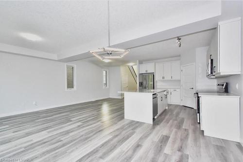 103 Marconi Court, London, ON - Indoor Photo Showing Kitchen
