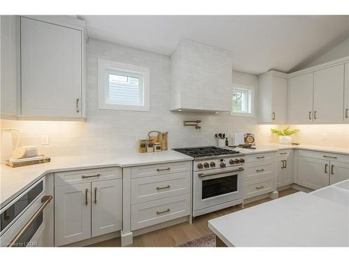 5B Lakeshore Drive, Grand Bend, ON - Indoor Photo Showing Kitchen With Upgraded Kitchen