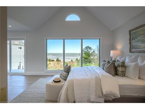 5B Lakeshore Drive, Grand Bend, ON - Indoor Photo Showing Bedroom