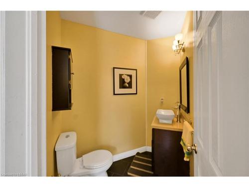 85 Simms Court, London, ON - Indoor Photo Showing Bathroom