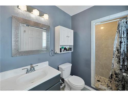 85 Simms Court, London, ON - Indoor Photo Showing Bathroom