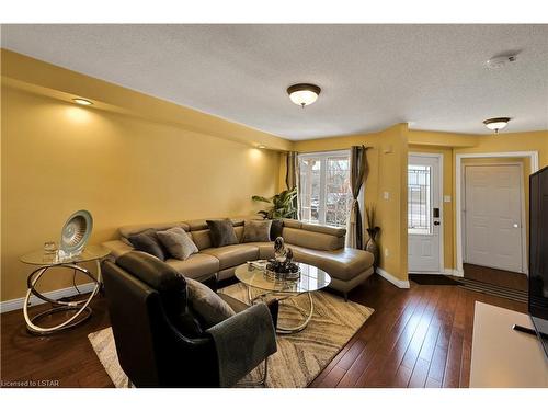 85 Simms Court, London, ON - Indoor Photo Showing Living Room