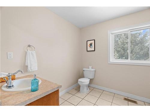 225 William Street E, Parkhill, ON - Indoor Photo Showing Bathroom