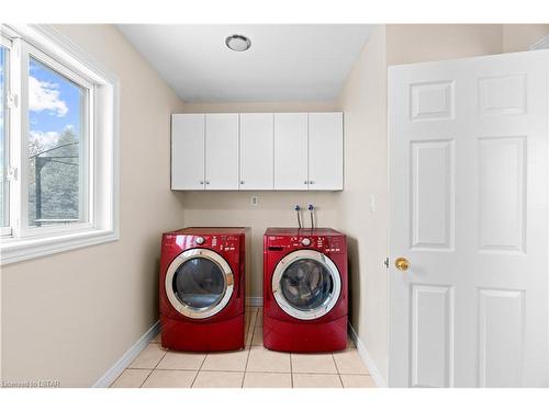 225 William Street E, Parkhill, ON - Indoor Photo Showing Laundry Room