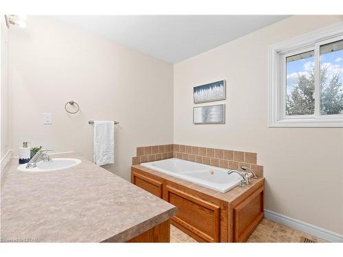 225 William Street E, Parkhill, ON - Indoor Photo Showing Bathroom