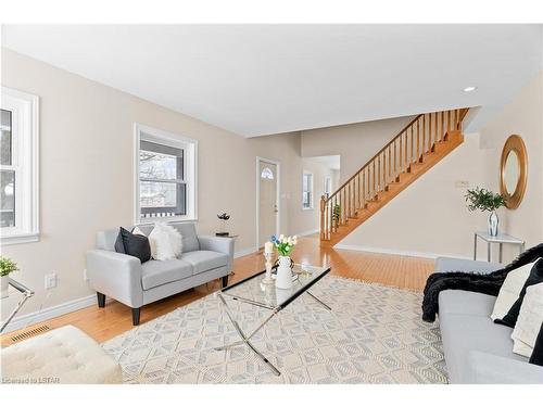 225 William Street E, Parkhill, ON - Indoor Photo Showing Living Room