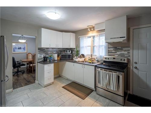 368 Flanders Row, London, ON - Indoor Photo Showing Kitchen With Double Sink