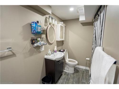 368 Flanders Row, London, ON - Indoor Photo Showing Bathroom