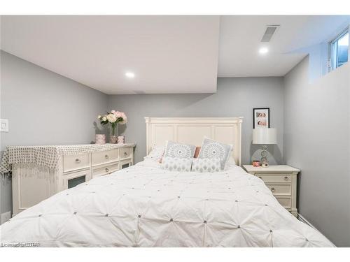 1116 Kimball Crescent, London, ON - Indoor Photo Showing Bedroom