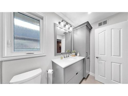 61 Parkview Drive, Dorchester, ON - Indoor Photo Showing Bathroom