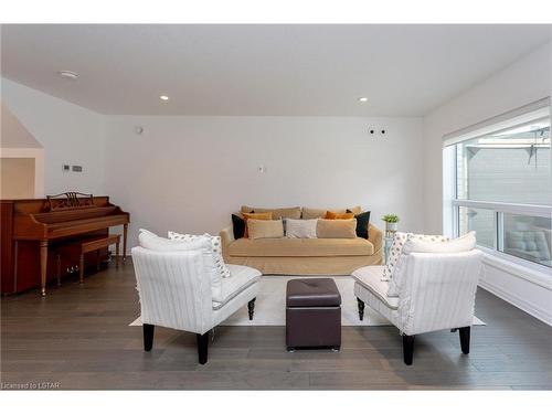 37 Styles Drive, St. Thomas, ON - Indoor Photo Showing Living Room