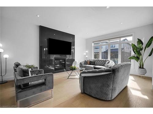 1681 Brayford Avenue, London, ON - Indoor Photo Showing Living Room