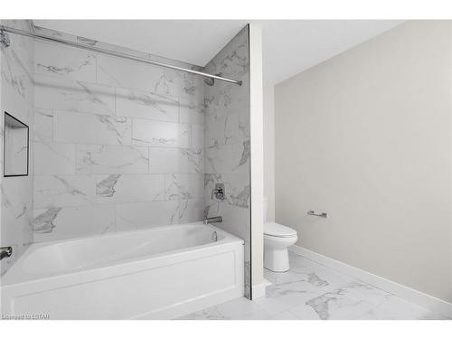 6873 Royal Magnolia Avenue, London, ON - Indoor Photo Showing Bathroom