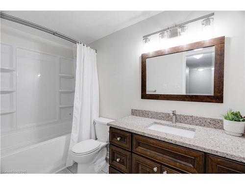168-900 Pond View Road, London, ON - Indoor Photo Showing Bathroom