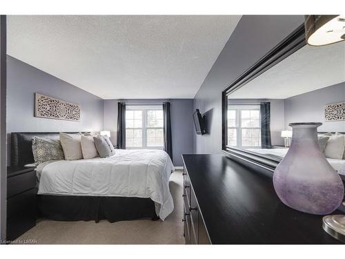 168-900 Pond View Road, London, ON - Indoor Photo Showing Bedroom