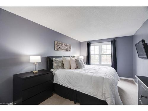 168-900 Pond View Road, London, ON - Indoor Photo Showing Bedroom