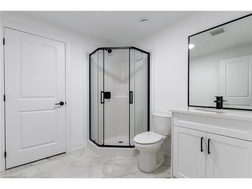 49-101 Swales Avenue, Strathroy, ON - Indoor Photo Showing Bathroom