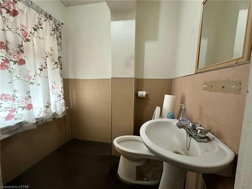 801 Hamilton Road, London, ON - Indoor Photo Showing Bathroom