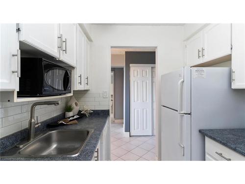 1119-9099 Riverside Drive E, Windsor, ON - Indoor Photo Showing Kitchen