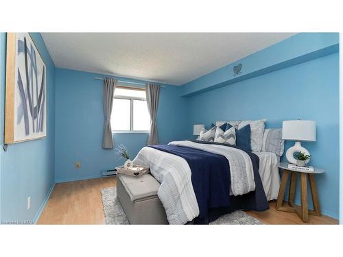 1119-9099 Riverside Drive E, Windsor, ON - Indoor Photo Showing Bedroom