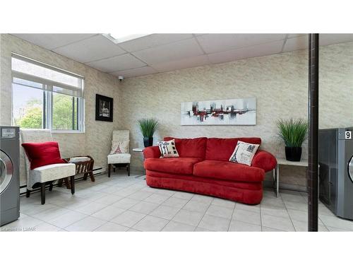 1119-9099 Riverside Drive E, Windsor, ON - Indoor Photo Showing Living Room