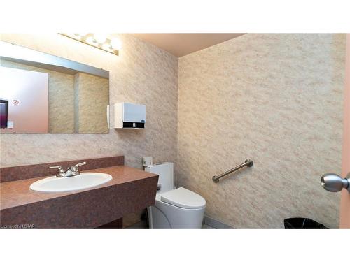 1119-9099 Riverside Drive E, Windsor, ON - Indoor Photo Showing Bathroom