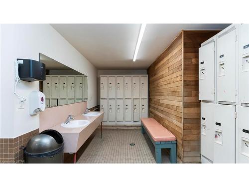 1119-9099 Riverside Drive E, Windsor, ON - Indoor Photo Showing Bathroom