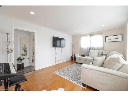 350 Mcnay Street, London, ON - Indoor Photo Showing Living Room