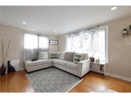 350 Mcnay Street, London, ON - Indoor Photo Showing Living Room