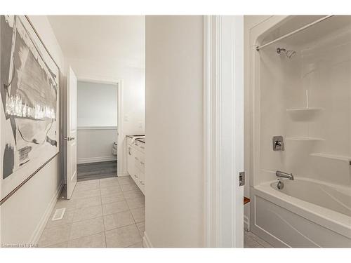 17-4700 Hamilton Road, Dorchester, ON - Indoor Photo Showing Bathroom