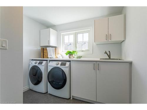 17-4700 Hamilton Road, Dorchester, ON - Indoor Photo Showing Laundry Room